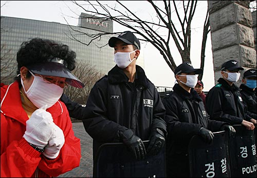 1일 오후 한미FTA 협상장인 서울 하얏트호텔 정문에서 짙은 황사에 마스크를 쓴 경찰들이 시민들의 출입을 통제하고 있다. 